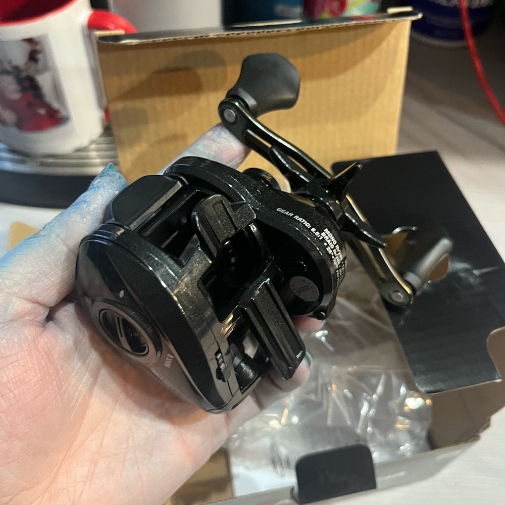 Black Low-Profile Baitcasting Reel - Brand Unknown
